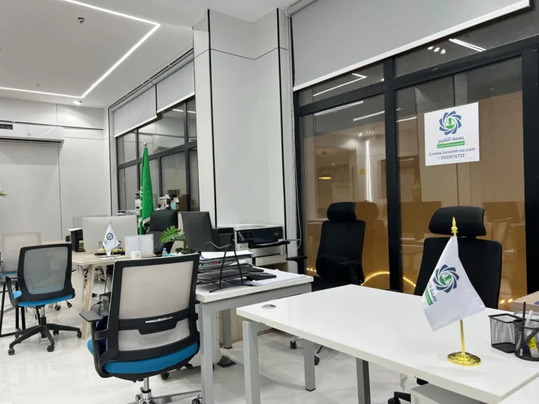 مكاتب شركة بصمة التغيير في الرياض يضم مقر بصمة التغيير للتسويق الرقمي في مدينة الرياض بيئة عمل احترافية صُممت لدعم الإبداع والتخطيط والتنفيذ، حيث يعمل فريق متخصص في التسويق الرقمي، وإدارة الحملات الإعلانية، وتحسين محركات البحث (SEO)، وإدارة ملفات Google Business Profile، وتصميم المواقع الإلكترونية، وإدارة حسابات التواصل الاجتماعي، وصناعة المحتوى، وإنتاج الفيديوهات التسويقية والموشن جرافيك. ومن داخل هذا المقر تُدار المشاريع، وتُعقد الاجتماعات مع العملاء، وتُبنى الاستراتيجيات التسويقية التي تساعد الشركات والمؤسسات والمتاجر الإلكترونية على تحقيق حضور رقمي قوي ونمو مستدام. هذا المحتوى يخدم السيو أيضًا لأنه يربط صور المقر مباشرة بالخدمات التي تقدمها بصمة التغيير للتسويق الرقمي.