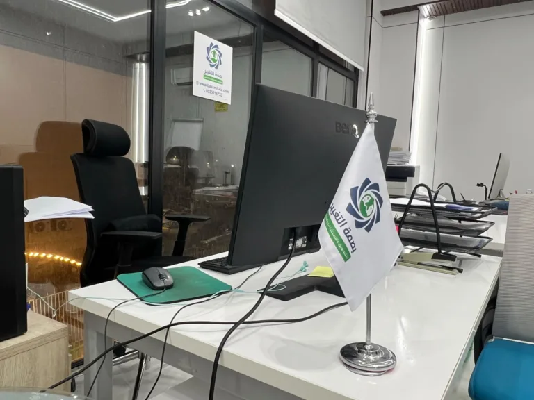 يضم مقر بصمة التغيير للتسويق الرقمي في مدينة الرياض بيئة عمل احترافية صُممت لدعم الإبداع والتخطيط والتنفيذ، حيث يعمل فريق متخصص في التسويق الرقمي، وإدارة الحملات الإعلانية، وتحسين محركات البحث (SEO)، وإدارة ملفات Google Business Profile، وتصميم المواقع الإلكترونية، وإدارة حسابات التواصل الاجتماعي، وصناعة المحتوى، وإنتاج الفيديوهات التسويقية والموشن جرافيك. ومن داخل هذا المقر تُدار المشاريع، وتُعقد الاجتماعات مع العملاء، وتُبنى الاستراتيجيات التسويقية التي تساعد الشركات والمؤسسات والمتاجر الإلكترونية على تحقيق حضور رقمي قوي ونمو مستدام. هذا المحتوى يخدم السيو أيضًا لأنه يربط صور المقر مباشرة بالخدمات التي تقدمها بصمة التغيير للتسويق الرقمي.